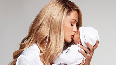 img-title Paris Hilton Ungkap Makna di Balik Nama Anak Pertama 'Phoenix Barron'