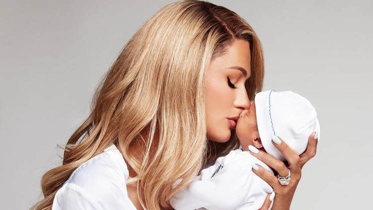 Paris Hilton Umumkan Wajah dan Nama Sang Bayi