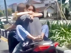 Viral! Pasangan Bule Pangku-pangkuan di Motor, Enggak Pakai Helm Lagi!