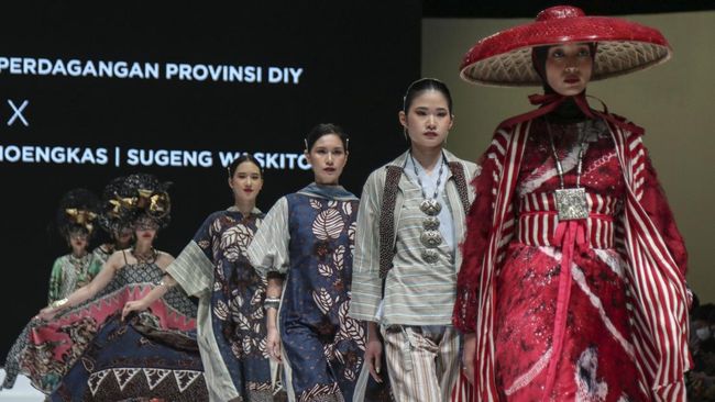 Fachriel Djou (16) jadi desainer termuda yang terpilih mewakili Gorontalo untuk unjuk karya di Indonesia Fashion Week (IFW) 2023.