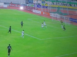 Babak Pertama Persebaya Vs PSM 0-0, Risky Dwiyan-Agung Mannan Kartu Kuning