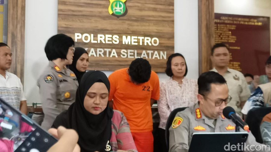 Polisi menampilkan Shane alias S alias SLRL (19), tersangka penganiaya Cristalino David Ozora (17) alias David. Shane rekan Mario Dandy Satrio (Adrial A/detikcom)