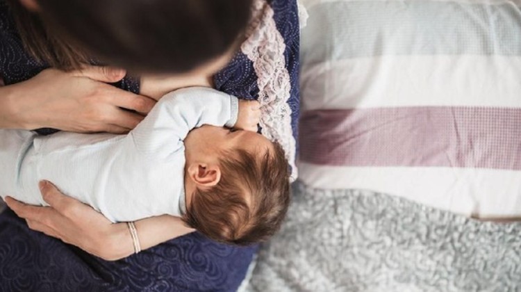 POSISI MENYUSUI YANG TEPAT Tahukah Bunda kalau posisi menyusui bisa memengaruhi berat badan bayi? Yuk pahami ragam posisi menyusui yang bikin bayi cepat gemuk berikut ini.