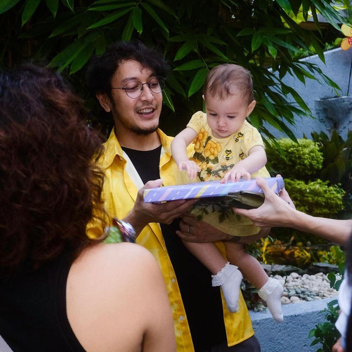 <p>Djiwa lahir pada tanggal cantik, yakni 22 Februari 2022. Kini, ia genap berusia satu tahun. Sejak kecil, Djiwa sudah diajarkan untuk mencintai alam dan lingkungan oleh kedua orang tuanya. (Foto: Instagram: @nadinelist)</p>