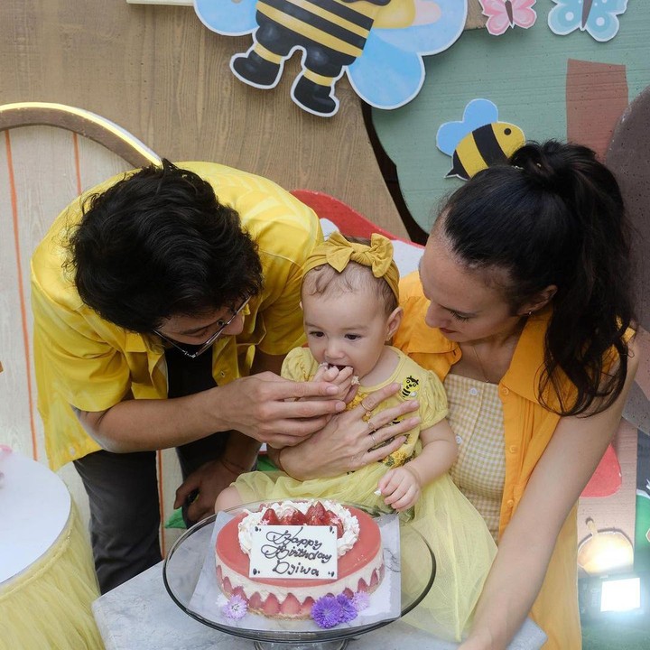 <p>"Umur 1 tahun menjadi momen spesial untuk kami dan sekitar kami. Begitu pula tema yang kami persiapkan. Tema 'KUNING LEBAH" saat ini menjadi favoritnya Djiwa. Jadi baju khusus dijahhit sama mamaku. Begitu juuga mainan favorit Djiwa, si kaktus dengan favoritnya semangka dan pisang," tulis Nadine di akun Instagram pribadinya. (Foto: Instagram: @nadinelist)</p>