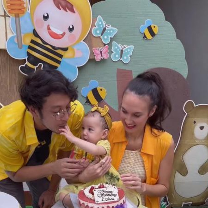 <p>Bunda, semoga Djiwa tumbuh menjadi anak yang sehat dan berbakti kepada kedua orang tuanya, ya. Kita doakan juga agar Djiwa selalu mendapatkan kasih sayang dari orang-orang di sekitarnya. (Foto: Instagram: @nadinelist)</p>