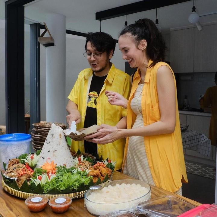 <p>Setelah menikah dengan Dimas Anggara, Nadine Chandrawinata dikaruniai seorang anak, Bunda. Bayi perempuan ini pun diberi nama Nadi Djiwa Anggara. (Foto: Instagram: @nadinelist)</p>