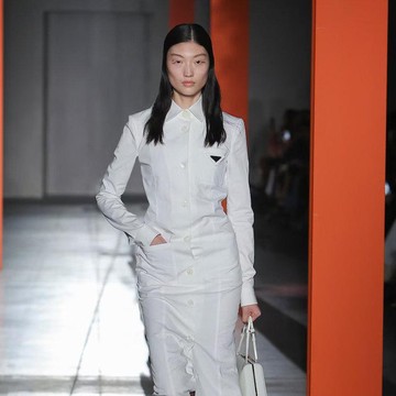 Terinspirasi Seragam Perawat dan Gaun Pengantin, Ini 7 Detail Menarik dari Koleksi Prada di Milan Fashion Week 2023