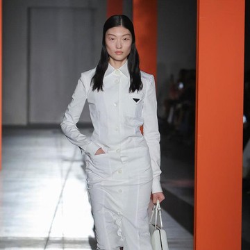 img-title Terinspirasi Seragam Perawat dan Gaun Pengantin, Ini 7 Detail Menarik dari Koleksi Prada di Milan Fashion Week 2023