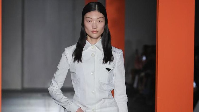 img-title Terinspirasi Seragam Perawat dan Gaun Pengantin, Ini 7 Detail Menarik dari Koleksi Prada di Milan Fashion Week 2023