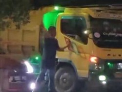 Viral Pemobil Ngamuk-Rusak Dump Truck Pakai Kunci Roda di Bogor