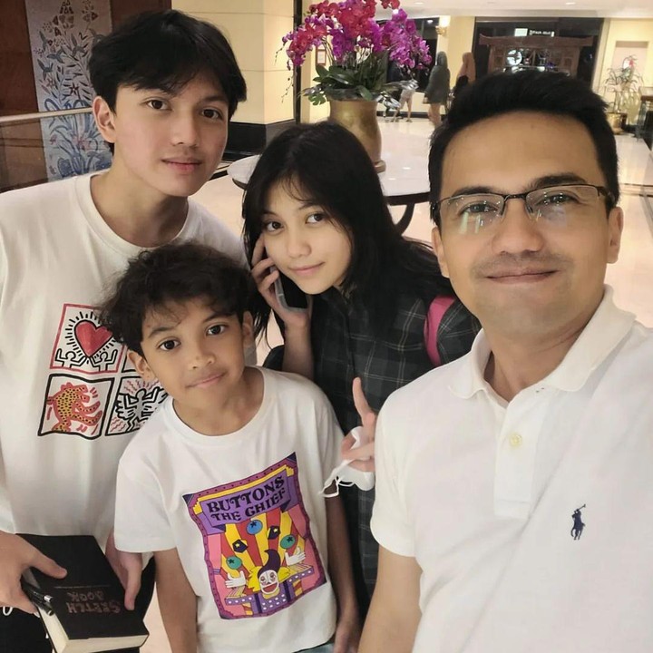 <p>Sahrul Gunawan dikaruniai tiga orang anak dari pernikahannya dengan Indriani Hadi. Mereka adalah Ezzar Raditya, Raihana Zemma, dan Faeyza Mikail. (Foto: Instagram @sahrulgunawanofficial)</p>