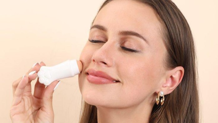 img-title BeauPicks: 4 Rekomendasi Oil-Absorbing Face Roller dari Brand Lokal untuk Atasi Kulit Wajah Berminyak