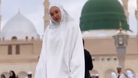 <p>Netizen yang berharap ini juga meninggalkan komentar berupa doa di postingannya. "Semoga segera menikah dengan pacar bulenya, supaya halal," ujar akun @sita****. (Foto: Instagram @tatacahyani)<br /><br /><br /></p>
