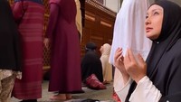 <p>&nbsp;Tata Cahyani tampil cantik dengan hijab sepanjang perjalanan kali ini, Bunda. Ia nampak berdoa dengan menengadahkan kedua tangannya. (Foto: Instagram @tatacahyani)<br /><br /><br /></p>