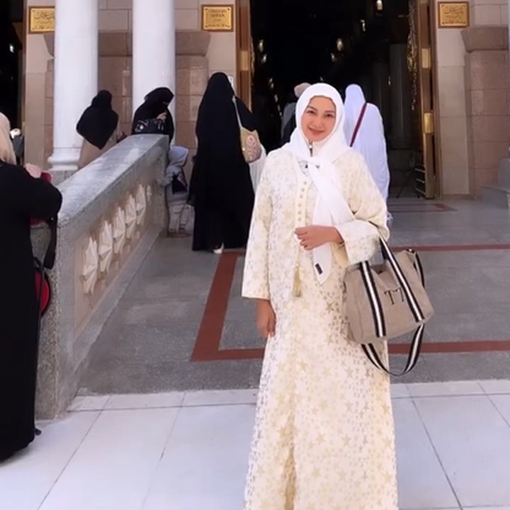 <p>Kita doakan, semoga ibadah umrah yang Tata jalani selama di Tanah Suci berjalan lancar dan ia bisa kembali pulang dengan sehat ke Indonesia ya, Bunda. (Foto: Instagram @tatacahyani)</p>