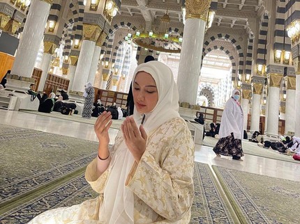 7 Potret Tata Cahyani Mantan Istri Tommy Soeharto Umrah, Didoakan Istikamah & Bahagia