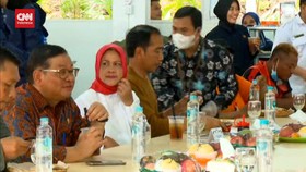VIDEO: Momen Jokowi Makan Bersama Pekerja Proyek IKN