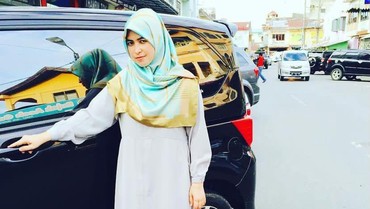 img-title 7 Potret Umi Yuni Istri Alm Ustaz Arifin Ilham Nikah Lagi Secara Diam-diam