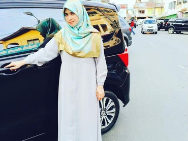 img-title 7 Potret Umi Yuni Istri Alm Ustaz Arifin Ilham Nikah Lagi Secara Diam-diam