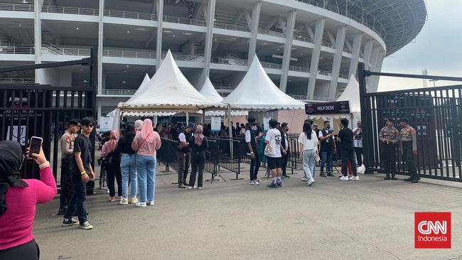 Para YourRaisa, sapaan fan Raisa, terlihat mulai memadati kawasan Stadion GBK menjelang konser sang penyanyi.
