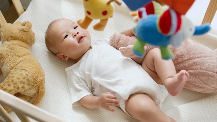 Bayi Sering Melihat ke Atas & Tertawa, Normalkah? Kenali Penyebab & Cara Mengatasinya Bayi Sering Melihat ke Atas & Tertawa, Normalkah? Kenali Penyebab & Cara Mengatasinya