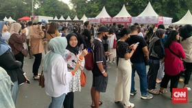 img-title Keluh Penonton Raisa Live in Concert: Satu Jam Antre Mie Instan
