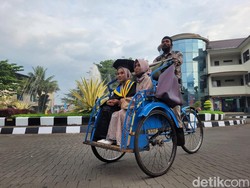 Wisudawati UMP Purwokerto Diantar Naik Becak, Ada Kisah Haru di Baliknya