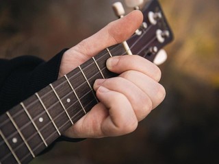 Mau Jamming Dadakan Tanpa Bawa Ampli? Gitar Elektrik Ini Punya Speaker Bawaan