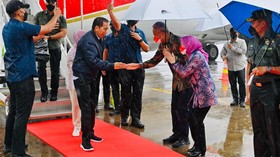 Jokowi Tiba di Jateng Resmikan Tol Semarang-Demak, Disambut Ganjar
