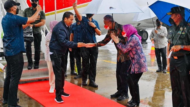 Presiden Jokowi tiba di Semarang, Jawa Tengah guna meresmikan Tol Semarang-Demak. Ia langsung disambut Gubernur Jateng, Ganjar Pranowo.
