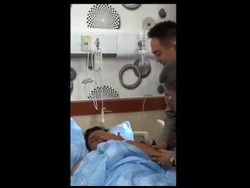 Momen Kapolda Jambi Menangis Terharu Dijenguk Kapolda Riau di RS