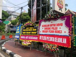 Papan Bunga Seruan Tangkap Perempuan A Berjejer di Polres Jaksel