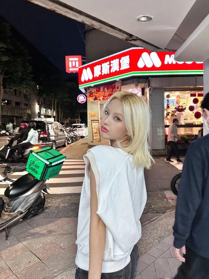 Mungil namun 'strong', produser dan leader dari (G)-IDLE ini yaitu Soyeon membawa aura yang berbeda ke mana pun dia pergi. Kehadirannya yang karismatik menonjol ketika dia tampil dengan rambut pirang pendeknya./ Foto: instagram.com/tiny.pretty.j