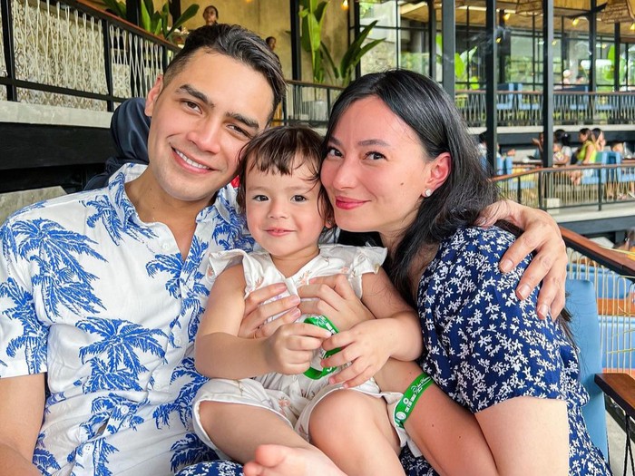 Selalu Kompak, Intip Inspirasi Gaya Asmirandah dan Jonas Rivanno