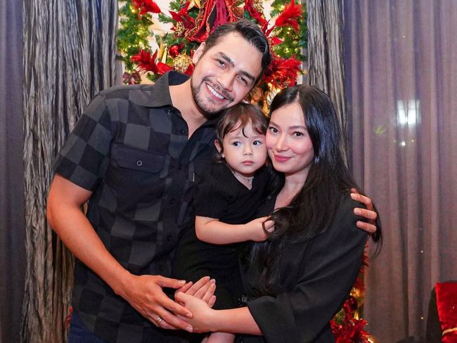 Selalu Kompak, Intip Inspirasi Gaya Asmirandah dan Jonas Rivanno