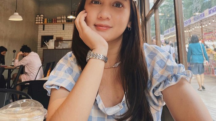 img-title Outfit nunggu jemputan pacar di akhir pekan