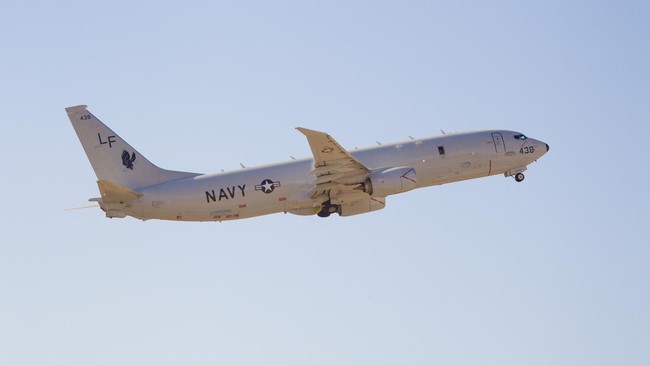 Sebuah pesawat jet tempur China datang mengadang pesawat militer Amerika Serikat yang berada di sekitar Kepulauan Paracel.