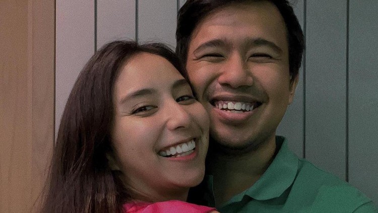 Potret Kocak Joshua Suherman dan Istri