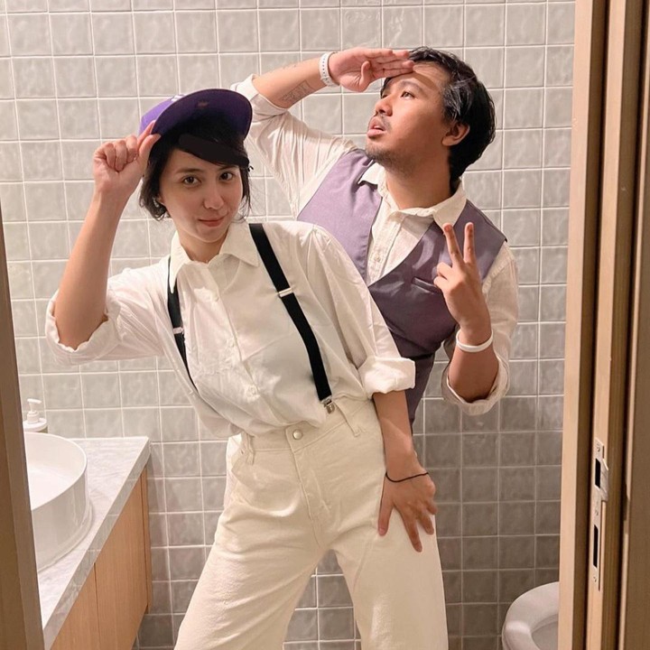 <p>Salah satu foto yang menarik perhatian banyak orang adalah potret ketika keduanya merayakan Halloween, Bunda. Joshua berdandan seperti Kiki eks Coboy Junior, sementara Clay bergaya seperti Iqbale eks Coboy Junior. (Foto: Instagram: @clairineclay)</p>