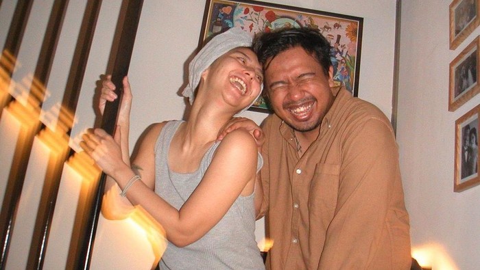 Potret Kocak Joshua Suherman dan Istri