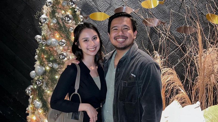 Potret Kocak Joshua Suherman dan Istri