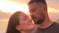 <p>Kemesraan Fathir Muchtar dan Fera membuat banyak netizen iri nih, Bunda. Mereka pun mendoakan agar Fathir dan Fera selalu diberi kebahagiaan dalam pernikahannya. "MasyaAllah, semoga bahagia selalu buat kalian," kata seorang netizen. "Lihat mereka bahagia aku juga ikut bahagia," ungkap netizen lainnya dengan akun @bahazsam*****. Foto: Instagram: @f.muchtar360)</p>