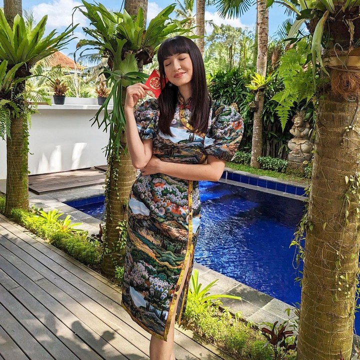<p>Banyak netizen yang salah fokus dengan gaya rambut baru Raline nih, Bunda. Tak sedikit dari mereka yang menyebut Raline mirip dengan Lisa Blackpink. (Foto: Instagram: @ralineshah)</p>