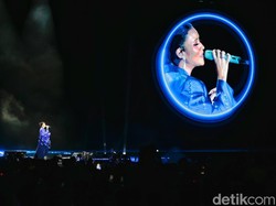 Raisa Bocorkan Proyek Baru Bareng Nicholas Saputra di Akhir Konser