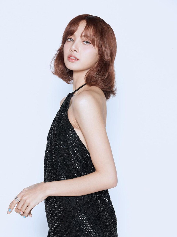 Rambut pendek Lisa BLACKPINK selalu ikonik dan menjadi ciri khasnya. Meskipun kini ia lebih sering tampil dengan rambut panjang, gaya rambut pendeknya selalu membekas di hati penggemar./ Foto: instagram.com/lalalisa_m