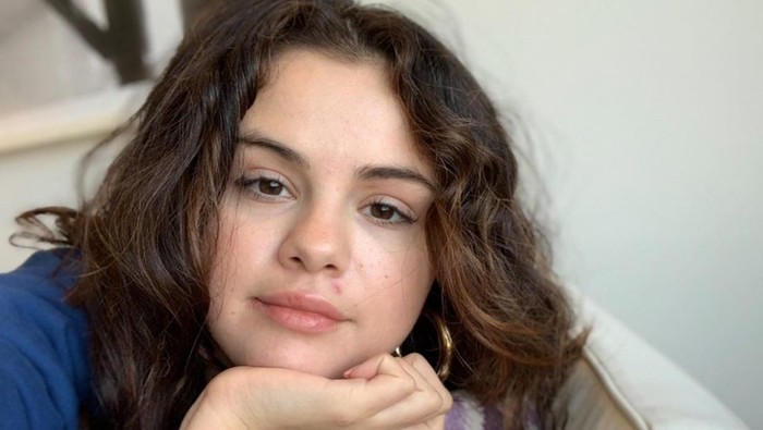 Wajah Selena Gomez tanpa makeup.