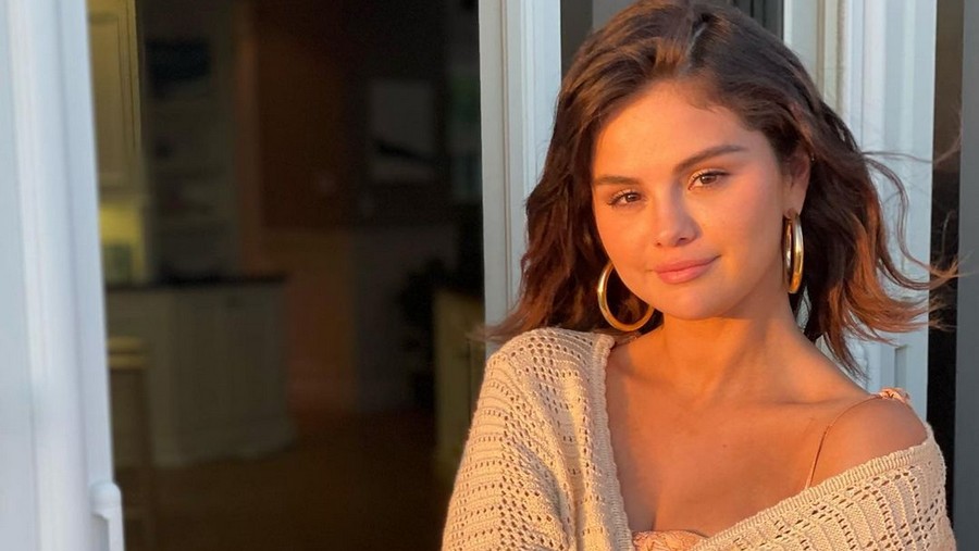 Wajah Selena Gomez tanpa makeup.