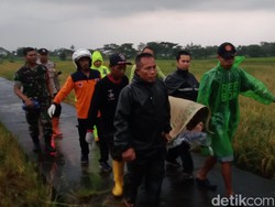 ABG di Klaten Tersambar Petir, Saksi: Korban Sempoyongan-Motor Berasap