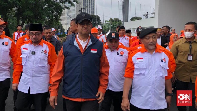 Dari pantauan CNNIndonesia.com sejak pukul 07.00 WIB, arena Stadion Madya GBK telah dipenuhi kader dan petinggi PKS.